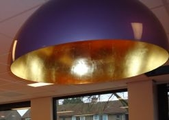 Hoogglans paarse halve bol lamp met gouden binnenkant