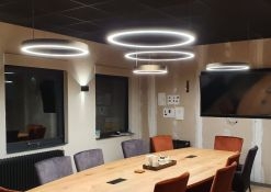 Ringlampen gemaakt voor vergaderruimte