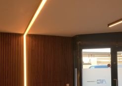Lijn verlighting plafond en muur